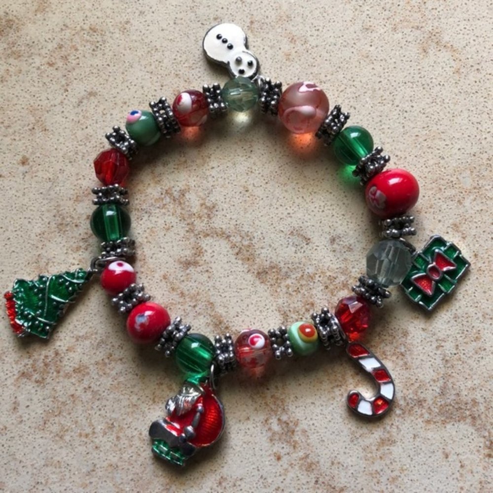 Elastic Christmas bracelet with charms